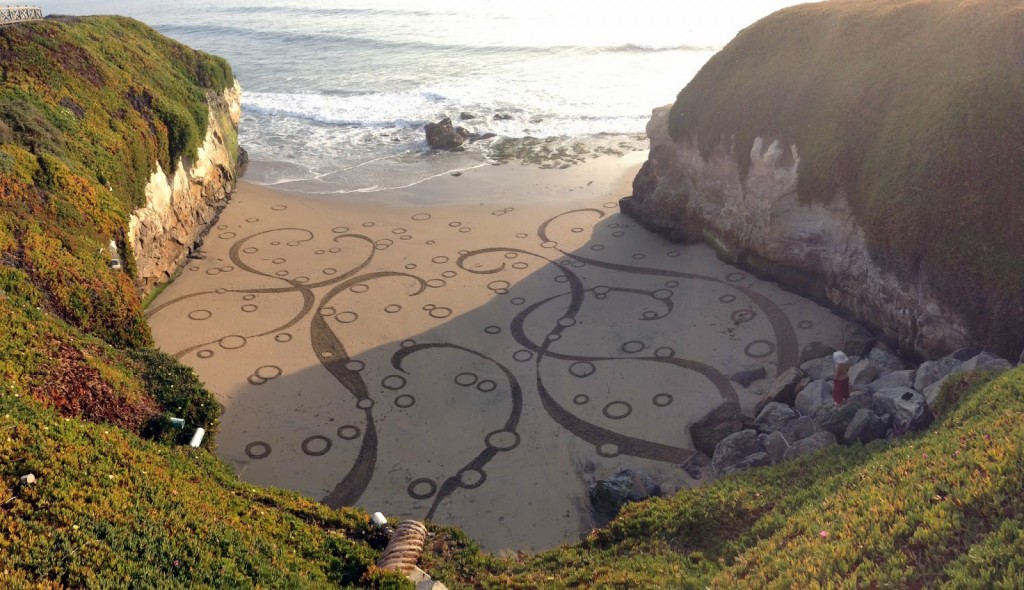 Sand drawing by Andres Amador.